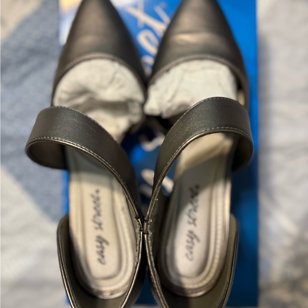 Easy Street Women's Gray Heels